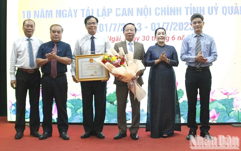 Lãnh đạo tỉnh Quảng Ngãi trao Bằng khen của Ủy ban nhân dân tỉnh cho tập thể Ban Nội chính Tỉnh ủy Quảng Ngãi. 