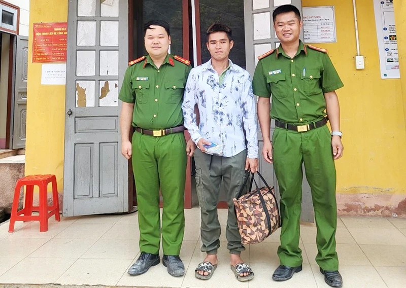 Anh Lý Nam Định (đứng giữa) nhận lại tài sản bị đánh rơi từ Công an xã Thượng Hà, huyện Bảo Yên, tỉnh Lào Cai. (Ảnh: QUỲNH TRANG)