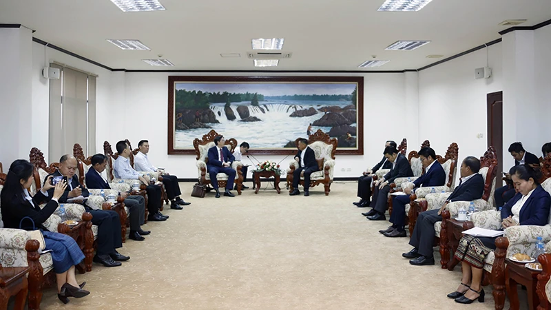 Ông Laopaosong Navongxay, Phó Trưởng Ban Tuyên huấn Trung ương Đảng Nhân dân Cách mạng Lào (trái) tiếp ông Lê Hải, Ủy viên Ban Biên tập, Trưởng Ban điện tử Tạp chí Cộng sản cùng Đoàn tại lễ bàn giao.