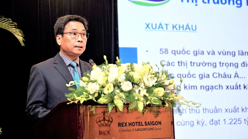 Ông Lê Hoàng Minh, Giám đốc khối Sản xuất của Vinamilk trình bày tham luận tại diễn đàn.