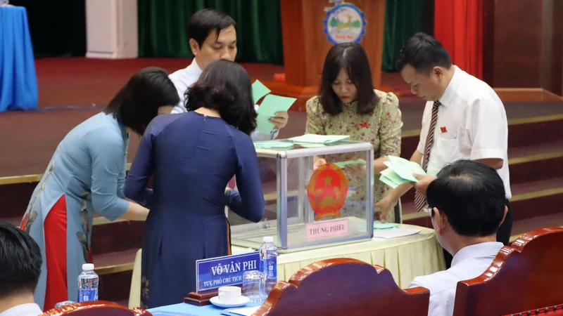 Kiểm phiếu miễn nhiệm chức danh Chủ tịch Ủy ban nhân dân tỉnh Đồng Nai đối với ông Cao Tiến Dũng.