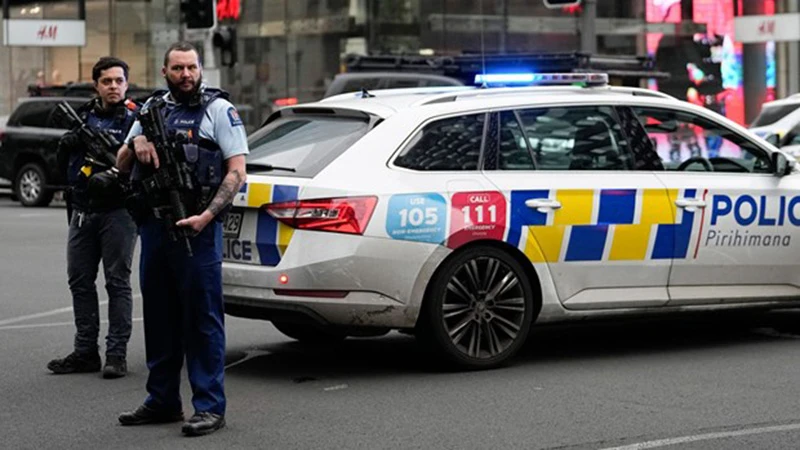 Các sĩ quan cảnh sát phong tỏa hiện trường vụ xả súng tại Auckland, New Zealand. (Ảnh: Sky Sports)