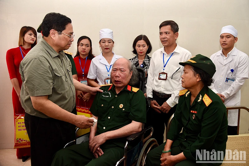 Thủ tướng Phạm Minh Chính thăm các thương binh nặng đang điều trị tại Trung tâm Điều dưỡng thương binh Nho Quan.