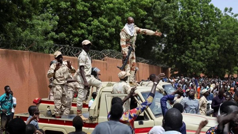 Lực lượng an ninh Niger giải tán những người biểu tình ủng hộ đảo chính tập trung bên ngoài Đại sứ quán Pháp. (Ảnh: Reuters)