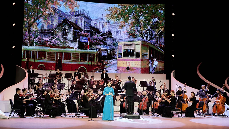 Dàn nhạc SSO biểu diễn trong lễ khánh thành Nhà hát Hồ Gươm.