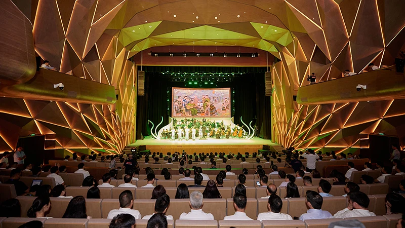 Hòa nhạc Giao hưởng Tháng Tám là buổi hòa nhạc quốc tế đầu tiên khai màn công trình Nhà hát Hồ Gươm.