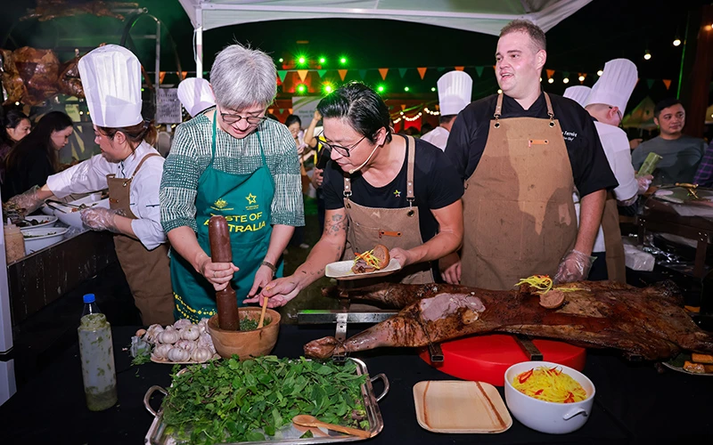 Bộ trưởng Ngoại giao Australia Penny Wong chế biến món ăn truyền thống Australia cùng các đầu bếp. (Ảnh: Đại sứ quán Australia)