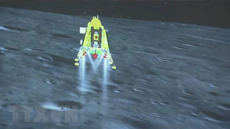 Tàu Vikram hạ cánh thành công xuống cực nam của Mặt Trăng. (Ảnh: AFP/TTXVN)