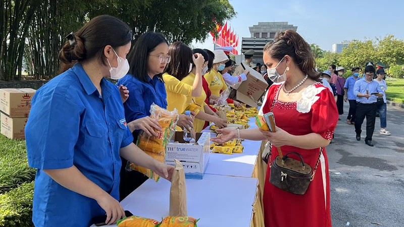 Sở Du lịch Hà Nội tặng quà cho khách đến viếng Lăng Chủ tịch Hồ Chí Minh.