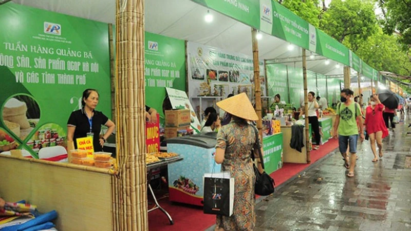 Khu vực gian hàng của chương trình Tuần hàng quảng bá nông sản, sản phẩm OCOP Hà Nội và các tỉnh, thành phố năm 2022. (Ảnh: HPA)
