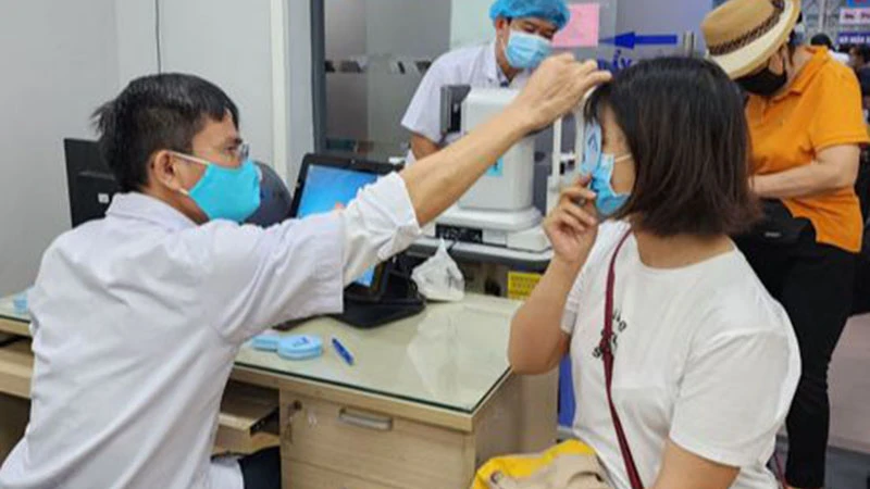 Bác sĩ thăm khám cho bệnh nhân bị đau mắt đỏ tại Bệnh viện Mắt Thành phố Hồ Chí Minh.