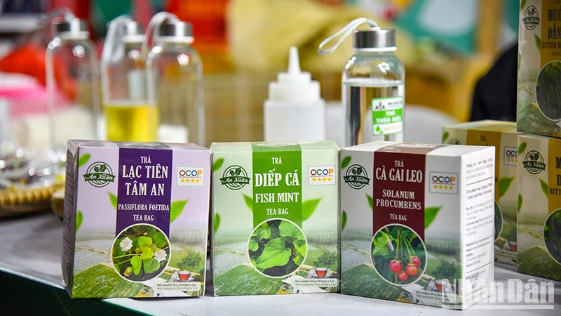 Các sản phẩm trà đạt chứng nhận OCOP 4 sao của Công ty An Xuân, huyện Cam Lộ, tỉnh Quảng Trị được trưng bày tại Tuần hàng quảng bá nông sản Hà Nội và các tỉnh, thành phố 2023. (Ảnh: Nhật Quang)