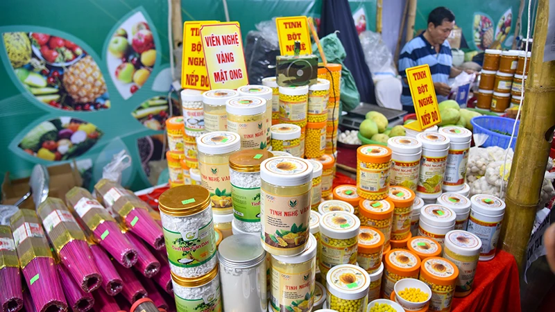 Các sản phẩm OCOP tiêu biểu được trưng bày tại Tuần hàng quảng bá nông sản Hà Nội và các tỉnh, thành phố 2023. (Ảnh: Nhật Quang)