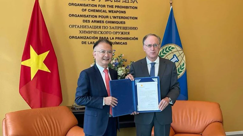 Đại sứ Ngô Hướng Nam (trái) và Tổng Giám đốc OPCW, ông Fernando Arias. 