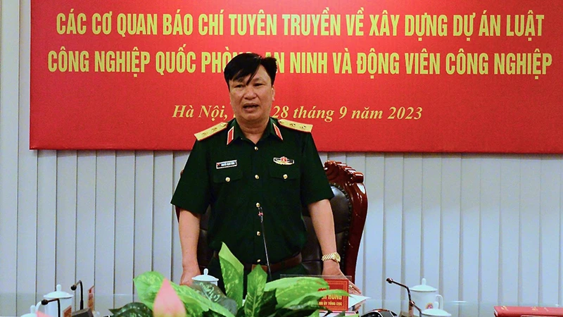 Trung tướng Nguyễn Mạnh Hùng, Bí thư Đảng ủy, Chính ủy Tổng cục Công nghiệp quốc phòng phát biểu tại hội nghị. 
