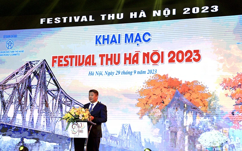 Phó Chủ tịch Ủy ban nhân dân thành phố Hà Nôi Nguyễn Mạnh Quyền phát biểu khai mạc Festival Thu Hà Nội năm 2023. (Ảnh: Hà Nam)