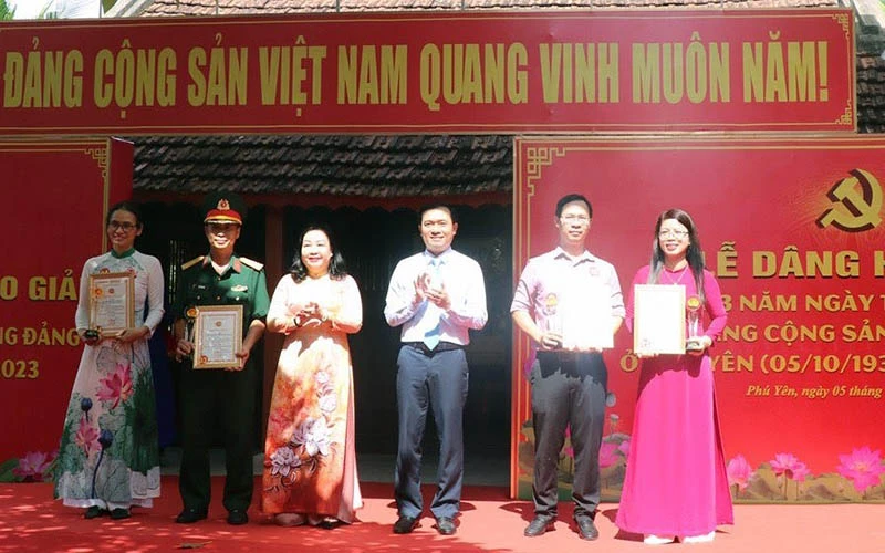 Ban tổ chức trao giải A cho các tác giả có tác phẩm xuất sắc tại Giải Búa liềm vàng tỉnh Phú Yên năm 2023
