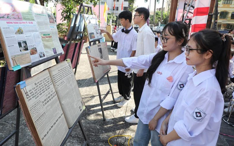 Đông đảo học sinh thành phố Bắc Giang đến tham quan Trưng bày “Bác Hồ với Bắc Giang-Bắc Giang với Bác Hồ”.