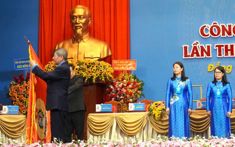 Phó Chủ tịch Thường trực Tổng Liên đoàn Lao động Việt Nam Trần Thanh Hải gắn Huân chương Độc lập hạng Nhì của Chủ tịch nước tặng Liên đoàn Lao động tỉnh Đồng Nai.