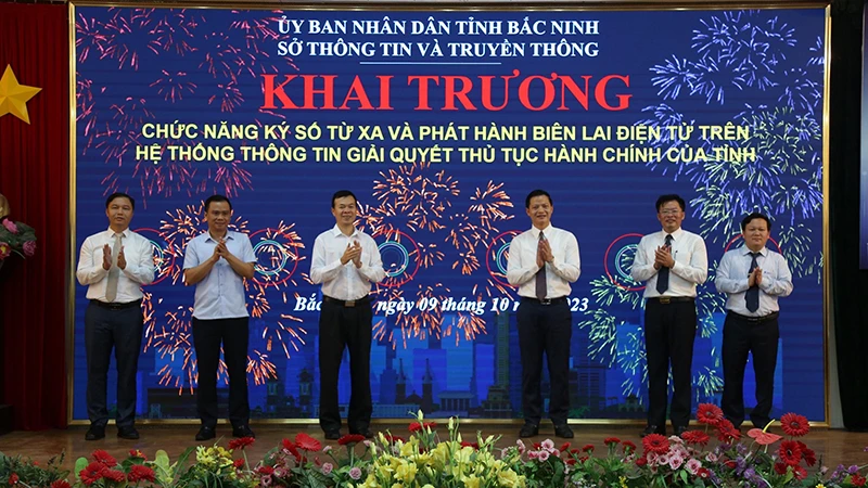 Lãnh đạo tỉnh Bắc Ninh và các đại biểu thực hiện nghi thức khai trương chức năng ký số từ xa.