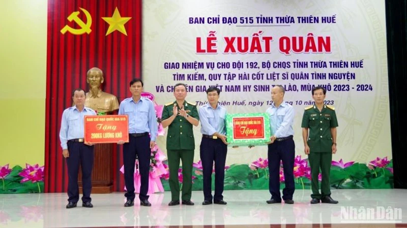 Đại tá Hoàng Tuấn Hiền, Phó Cục trưởng Cục Chính sách, Tổng Cục chính trị Quân đội Nhân dân Việt Nam, Phó Chánh văn phòng Ban chỉ đạo Quốc gia 515 tặng quà cho Đội 192.