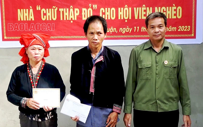 Trao tặng nhà “Chữ thập đỏ” cho gia đình ông Triệu Vần Vảng, dân tộc Dao, ở xã Phú nhuận, huyện Bảo Thắng, tỉnh Lào Cai. (Ảnh: DUY PHONG)