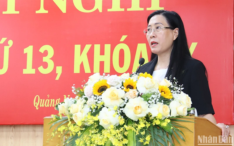 Đồng chí Bùi Thị Quỳnh Vân, Ủy viên Trung ương Đảng, Bí thư Tỉnh ủy, Chủ tịch Hội đồng nhân dân tỉnh Quảng Ngãi phát biểu kết luận hội nghị.