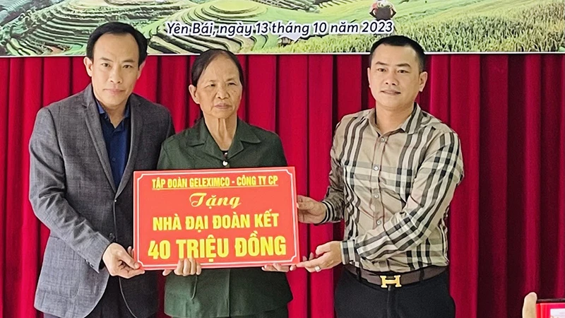 Trao hỗ trợ cho bà Phạm Thị Thìn, cựu thanh niên xung phong có hoàn cảnh khó khăn.
