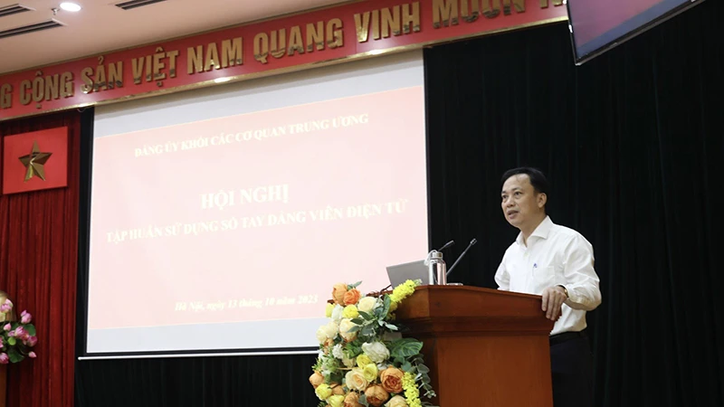 Đồng chí Lại Xuân Lâm, Phó Bí thư Thường trực Đảng ủy Khối phát biểu.