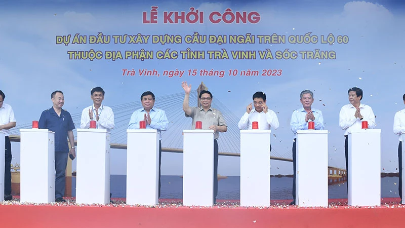 Thủ tướng Phạm Minh Chính cùng các đại biểu bấm nút khởi công Dự án xây dựng cầu Đại Ngãi.
