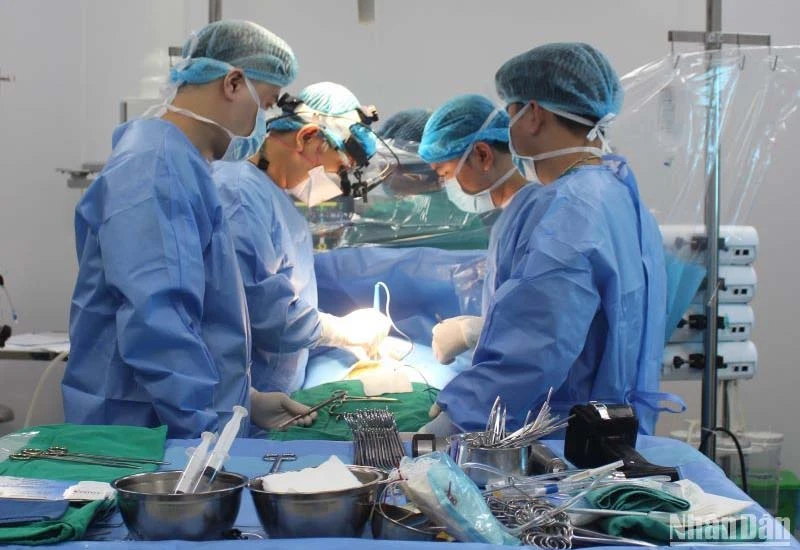 Sau gần 6 tiếng, ca phẫu thuật tim hở đầu tiên do Bệnh viện Nhi Thái Bình thực hiện đã thành công. 