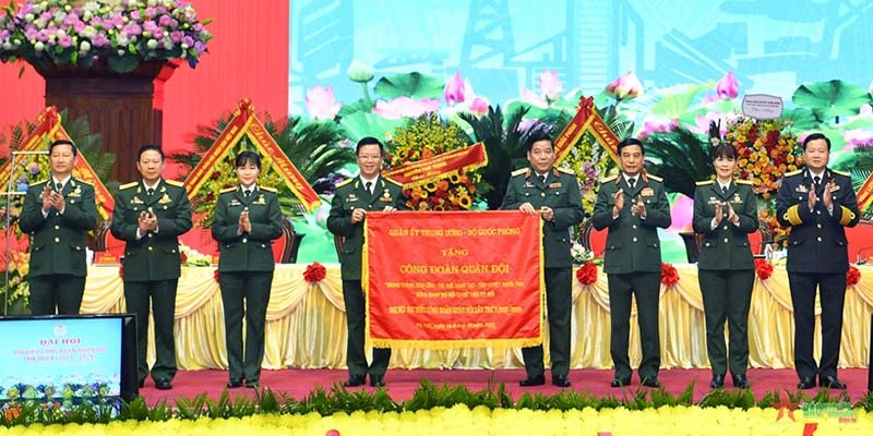 Đại tướng Phan Văn Giang trao bức trướng tặng Công đoàn quân đội.