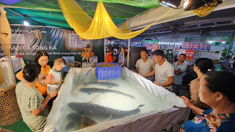 Khu trưng bày cá trắm đen loại hơn 20kg tại Hội chợ.