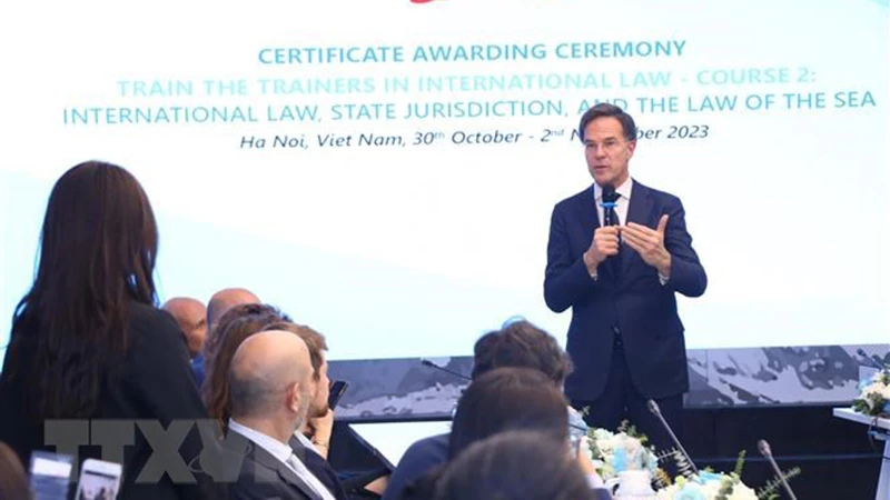 Thủ tướng Hà Lan Mark Rutte phát biểu tại Hội thảo bàn tròn về “Luật pháp quốc tế và Trật tự trên biển”. (Ảnh: TTXVN)