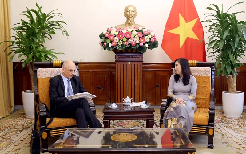 Thứ trưởng Ngoại giao Lê Thị Thu Hằng tiếp Đại sứ Croatia tại Malaysia kiêm nhiệm Việt Nam Ivan Velimir Starcevic. (Ảnh: Bộ Ngoại giao) 