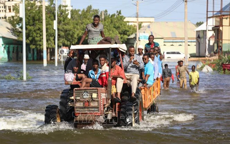 Người dân sơ tán khỏi vùng ngập lụt tại Beledweyne, Somalia, ngày 14/5/2023. (Ảnh: AFP/TTXVN)