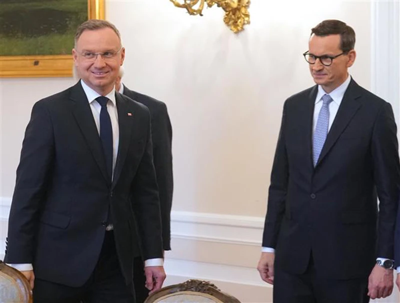 Tổng thống Ba Lan Andrzej Duda (trái) và Thủ tướng Mateusz Morawiecki tại Vácsava, ngày 24/10. (Ảnh: AFP/TTXVN)