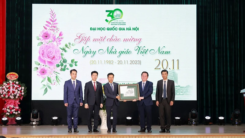 Đồng chí Nguyễn Trọng Nghĩa thăm, chúc mừng Đại học Quốc gia Hà Nội.