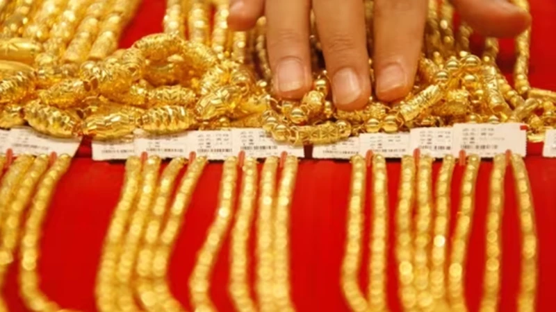 Giá vàng ngày 16/1: Vàng miếng đứng yên, vàng nhẫn SJC vượt 64 triệu đồng/lượng