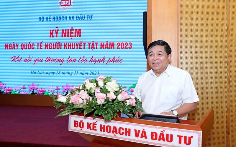 Bộ trưởng Kế hoạch và Đầu tư Nguyễn Chí Dũng phát biểu tại buổi lễ. 
