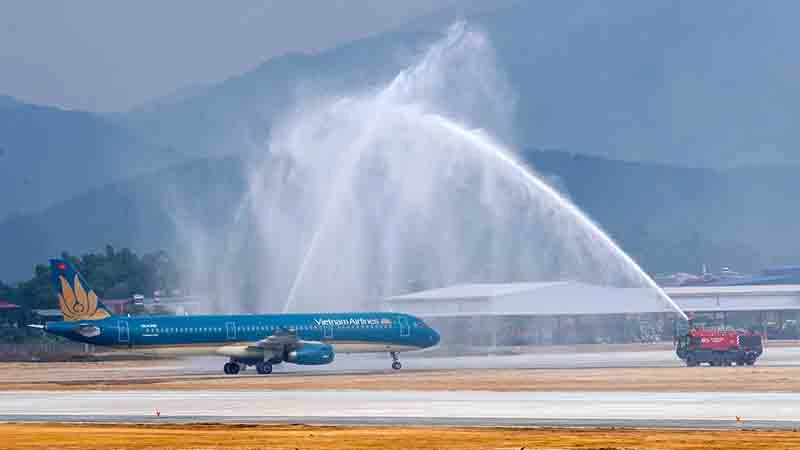 Máy bay Airbus A321 mang số hiệu VN-A396 của Vietnam Airlines hạ cánh thành công xuống sân bay Điện Biên.