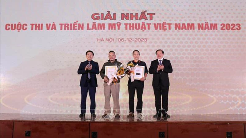 Phó Trưởng ban Tuyên giáo Trung ương Trần Thanh Lâm và Thứ trưởng Văn hóa, Thể thao và Du lịch Tạ Quang Đông trao giải Nhất cho các tác giả đạt giải. 
