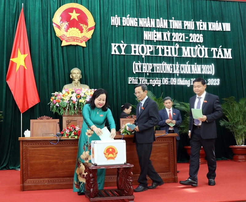 Các đại biểu bỏ phiếu tín nhiệm đối với các chức danh tại Kỳ họp lần thứ 18 HĐND tỉnh Phú Yên Khóa VIII (nhiệm kỳ 2021-2026). 