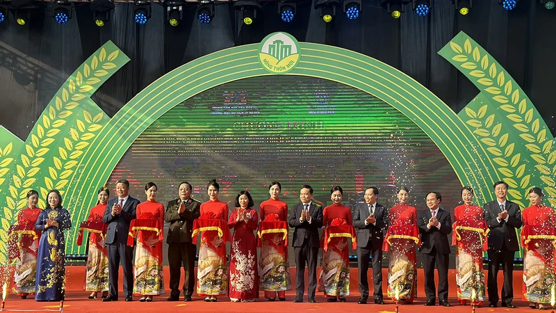 Các đại biểu cắt băng khai mạc Chương trình triển lãm, thương mại và giới thiệu sản phẩm OCOP làng nghề 2023 tại Ứng Hòa, Hà Nội.