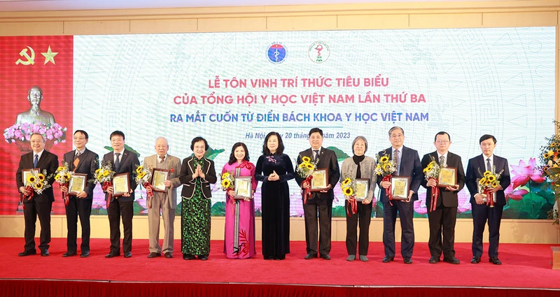Tôn vinh, tặng hoa các trí thức tiêu biểu của Tổng hội Y học Việt Nam.
