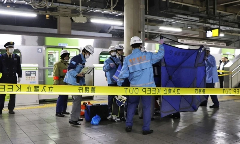 Nhân viên cứu thương tại hiện trường vụ đâm dao ở ga Akihabara, Tokyo, Nhật Bản, ngày 3/1. (Ảnh: Kyodo)