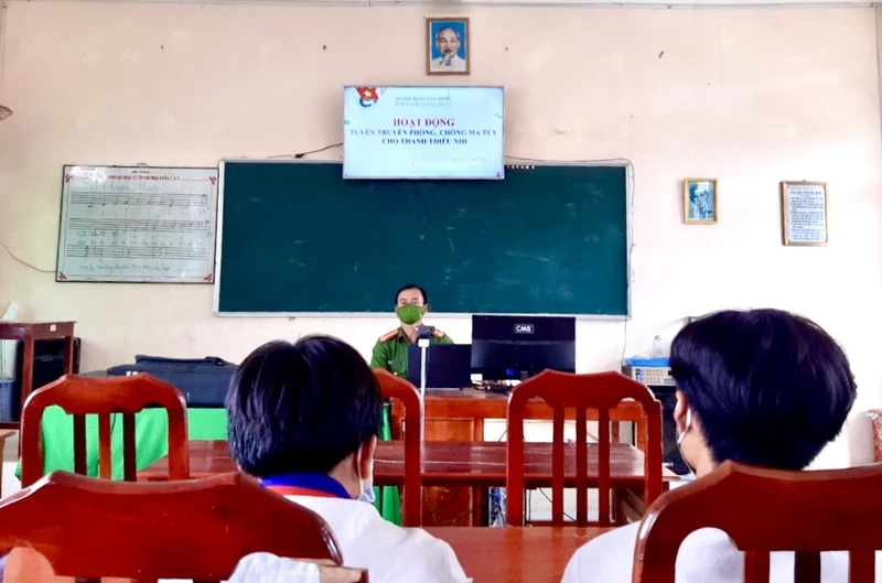  Đồng chí Trung tá Nguyễn Văn Thiền, Phó Trưởng Công an xã Tân Hộ Cơ đang tổ chức tuyên truyền về công tác phòng, chống ma túy cho học sinh Trường Trung học cơ sở Tân Hộ Cơ. 
