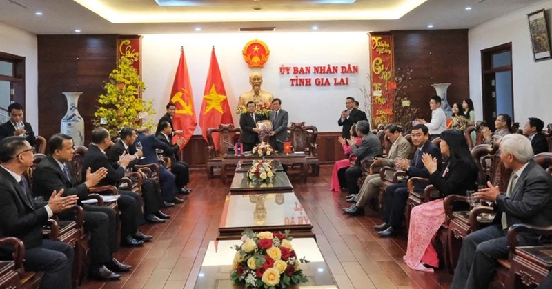 Quang cảnh buổi tiếp Đoàn cán bộ cấp cao tỉnh Champasak tại trụ sở Ủy ban nhân dân tỉnh. 