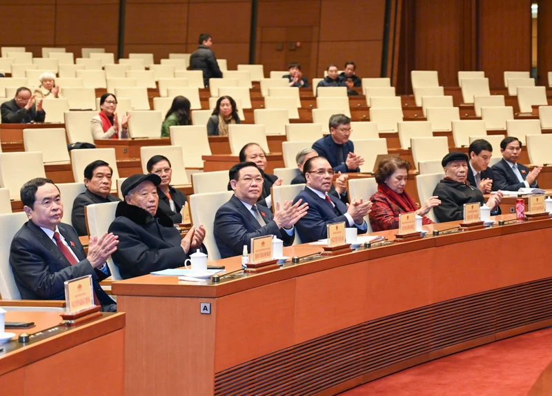 Các đồng chí lãnh đạo, nguyên lãnh đạo Đảng, Nhà nước, Quốc hội dự buổi gặp mặt. (Ảnh: DUY LINH)
