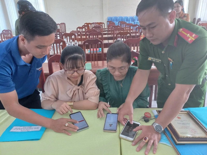Công an xã Tân Hộ Cơ phối hợp Đoàn Thanh niên trên địa bàn xã hướng dẫn người dân cài đặt ứng dụng VNeiD trên điện thoại thông minh.